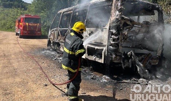Ônibus é consumido pelo fogo em Iraí