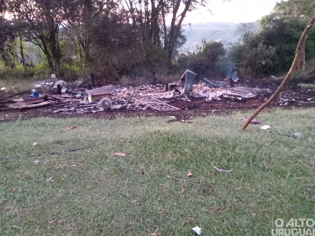 Família de Caiçara busca ajuda após incêndio em residência