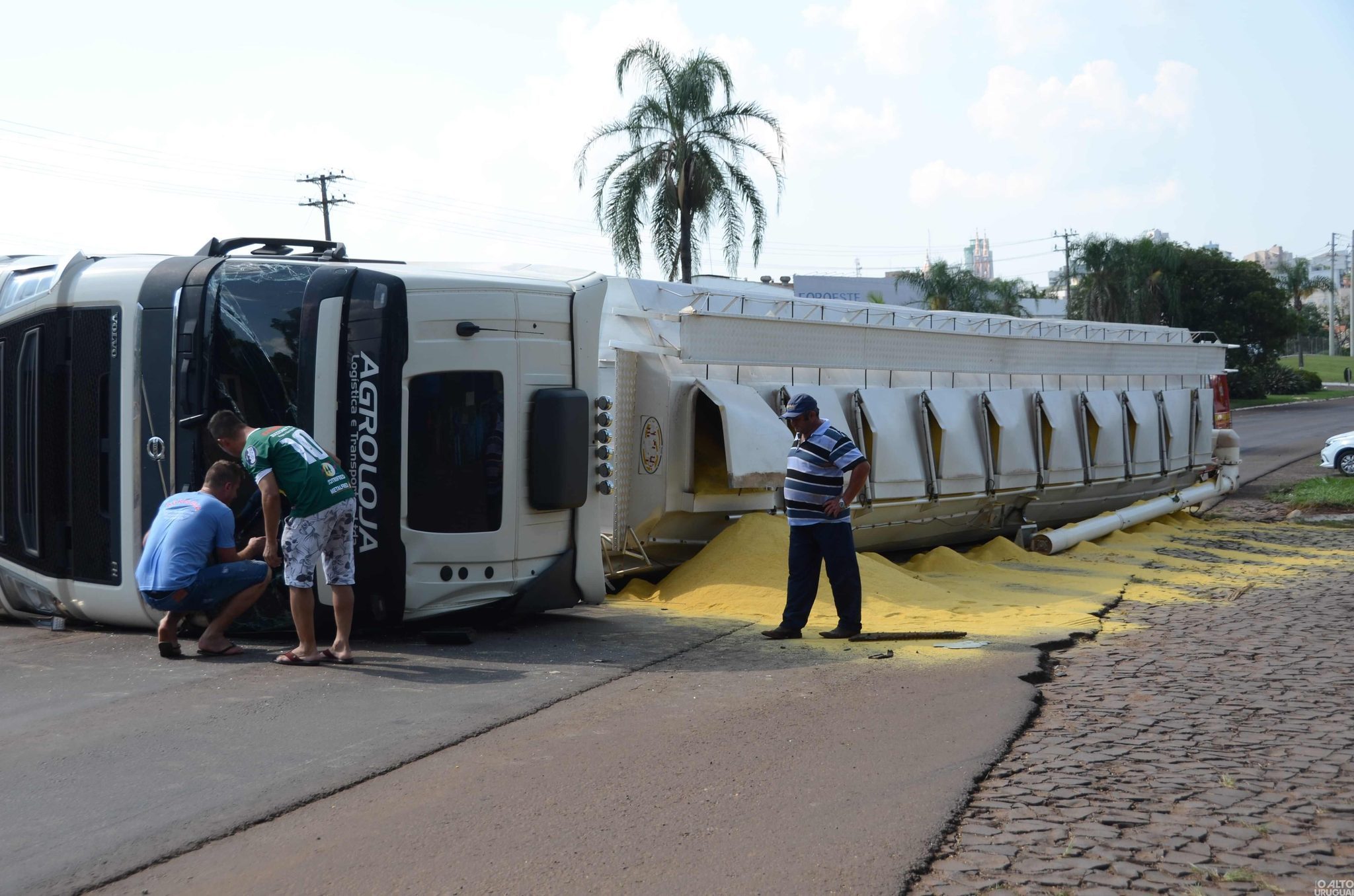 Caminhão carregado tomba na BR-386, em FW