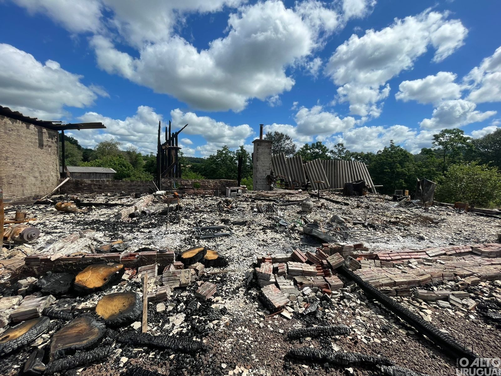 Casal perde casa e local de trabalho em incêndio e realiza ação para reconstruir