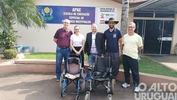 AUNP-RS entrega cadeiras de rodas à Apae de FW