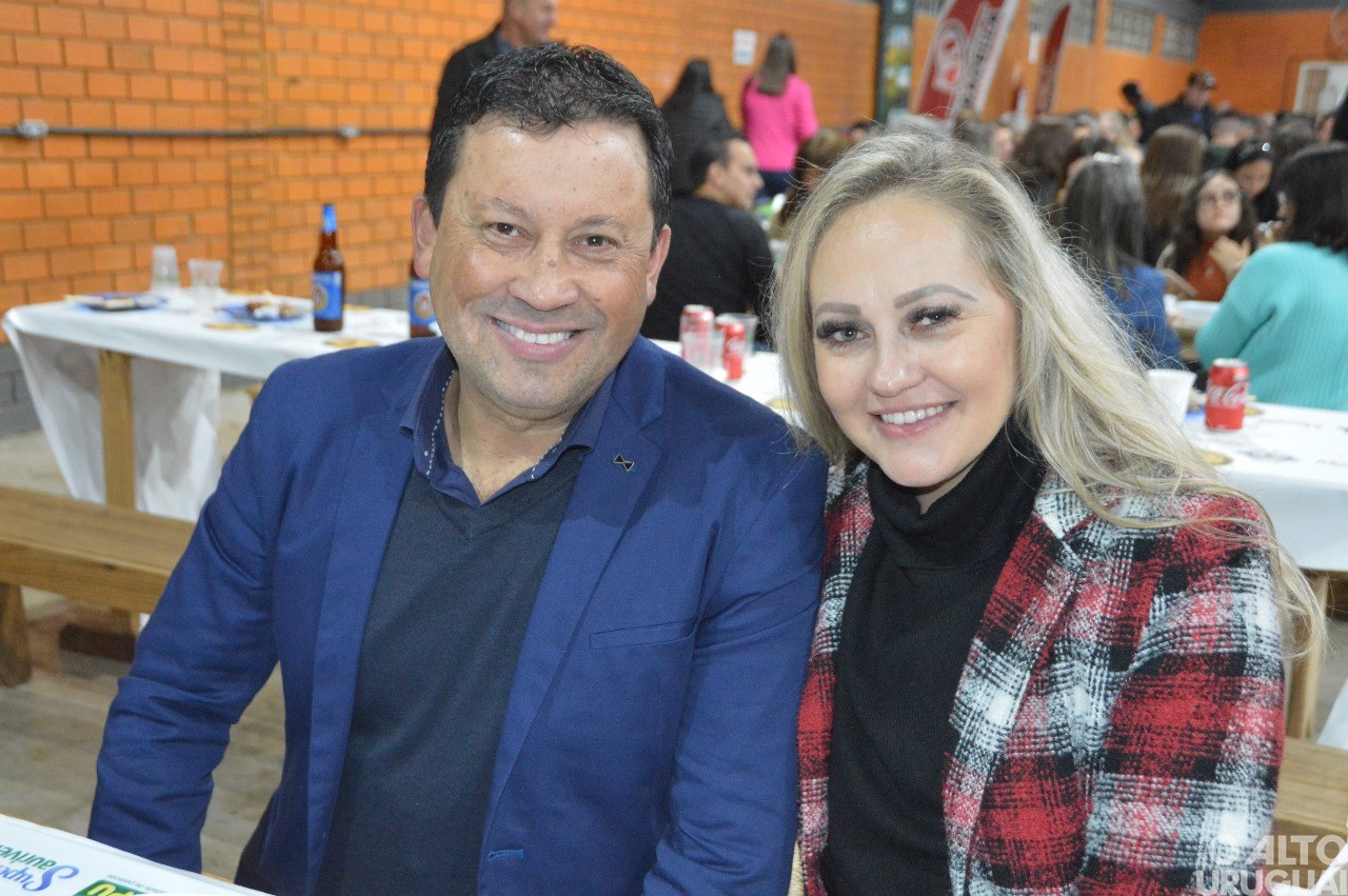 Centenas de pessoas participam da 19ª Festa do Leitão