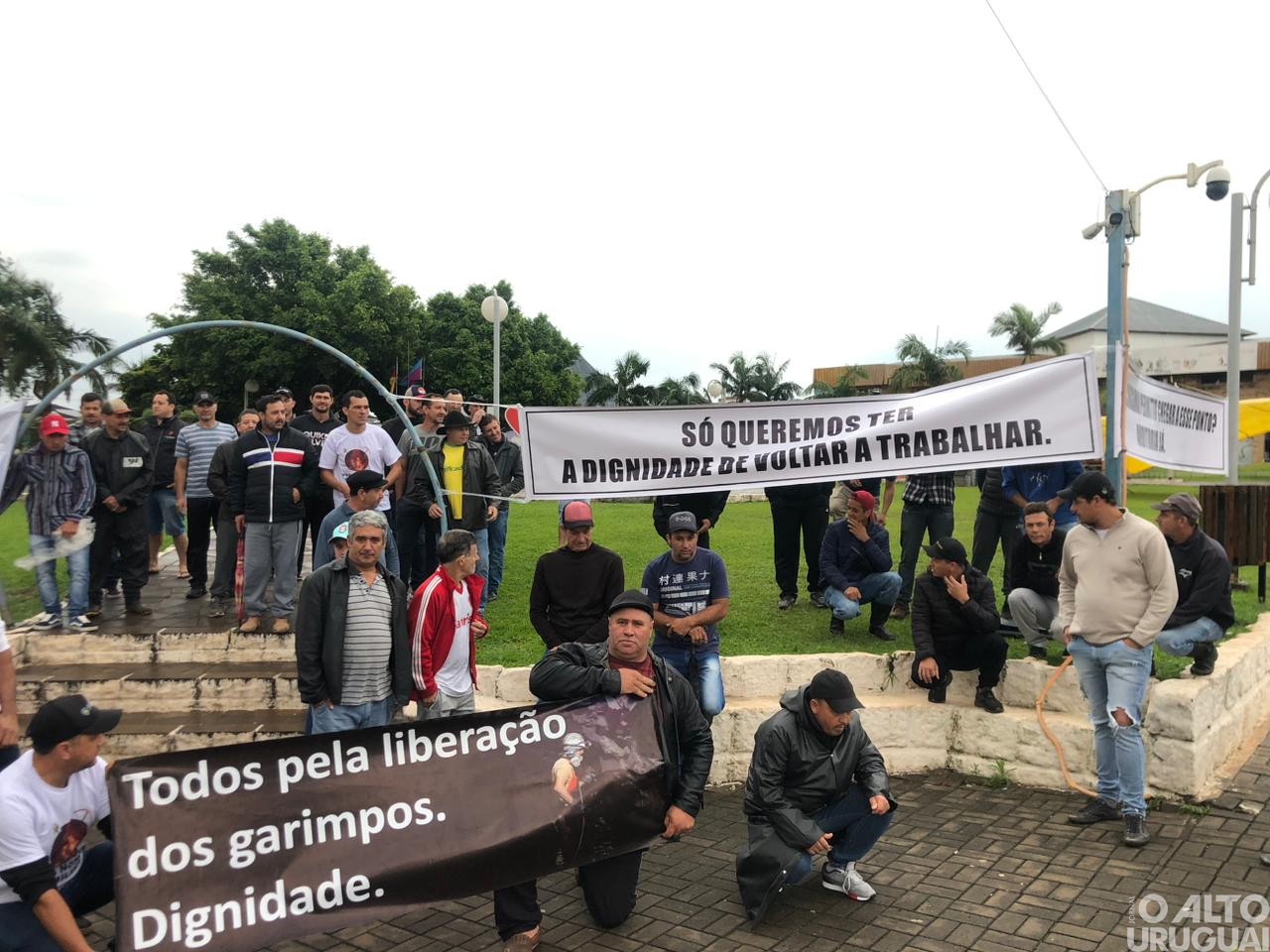 Garimpeiros realizam manifestação e cobram vistoria do Exército