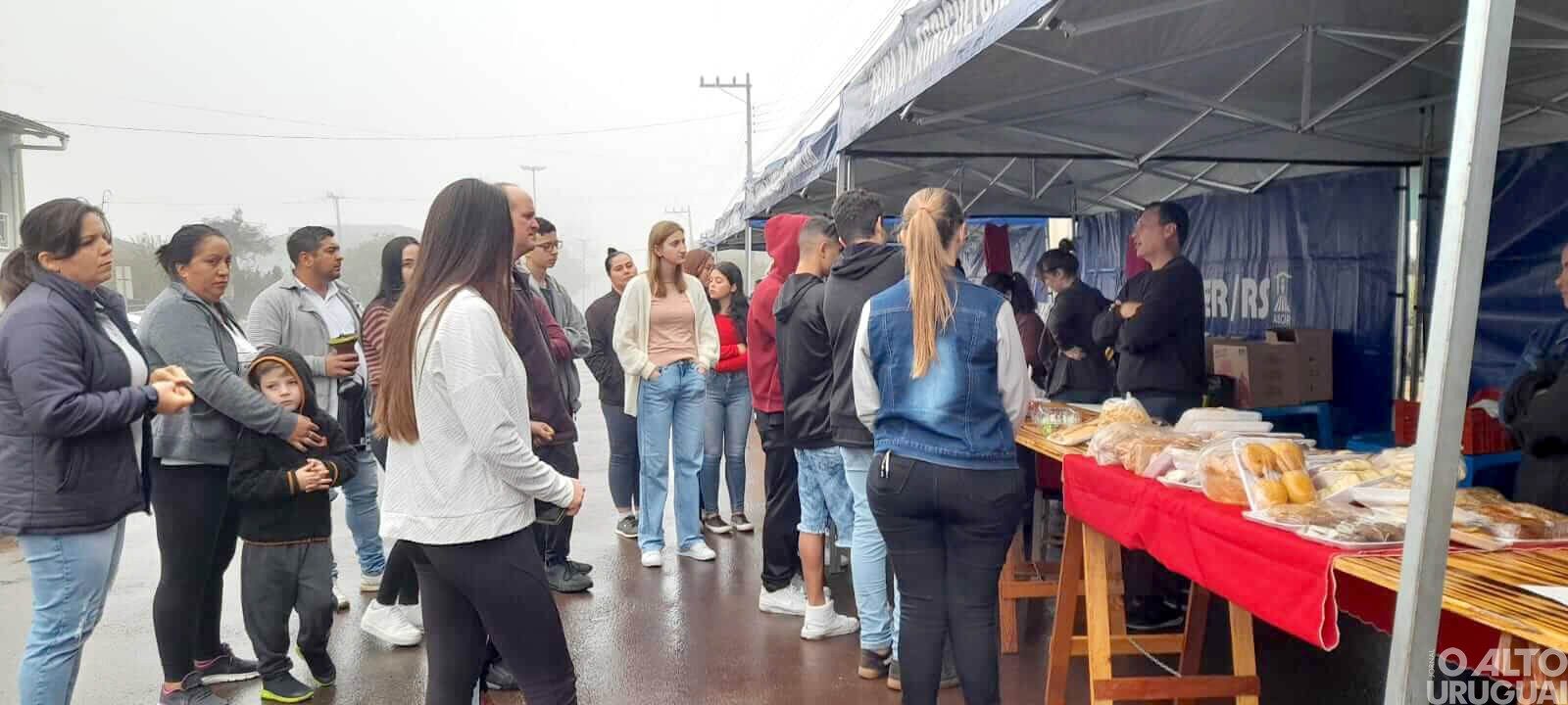 Estudantes e familiares visitam a Feira do Artesanato de Novo Tiradentes