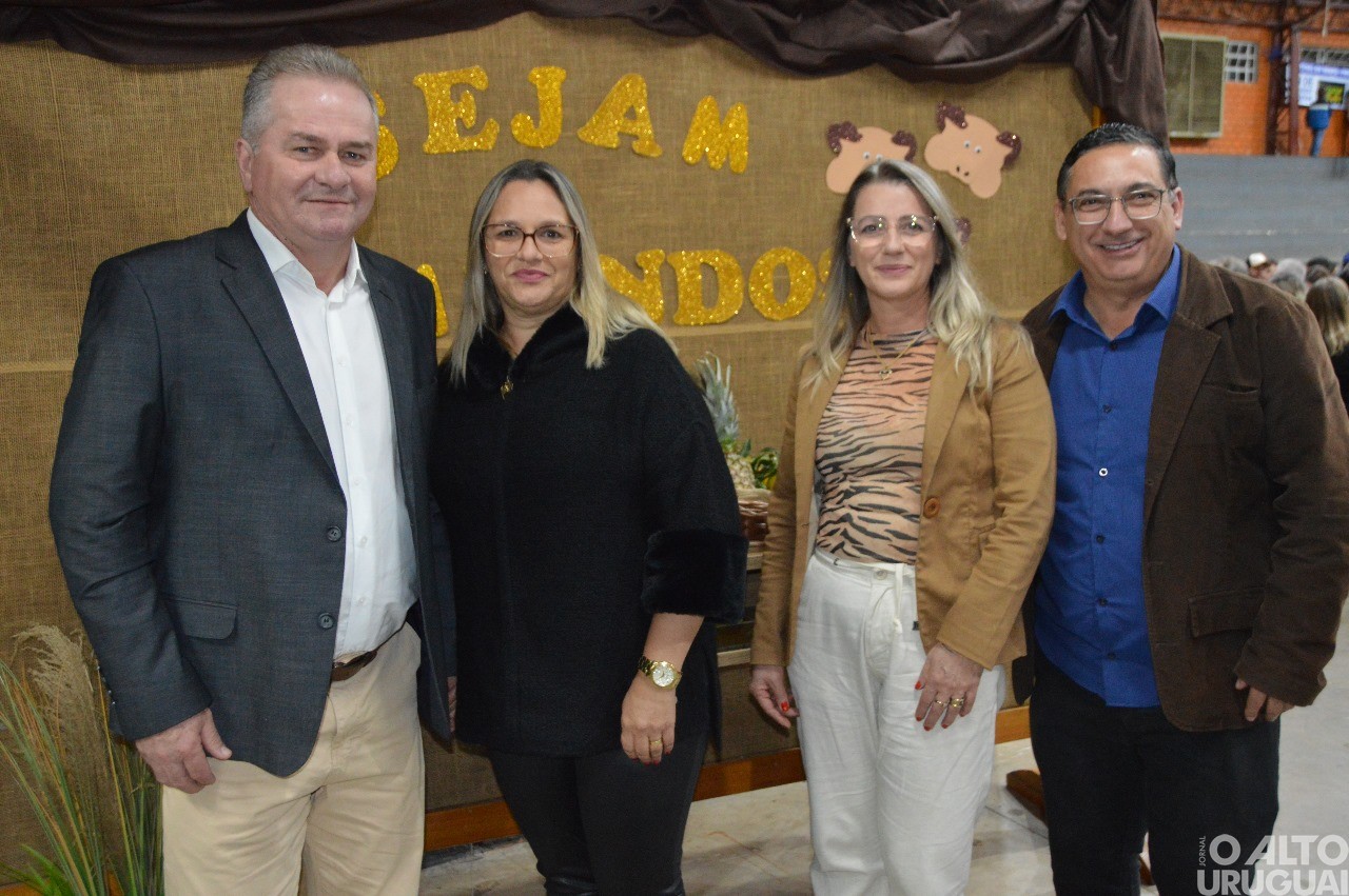 Centenas de pessoas participam da 19ª Festa do Leitão