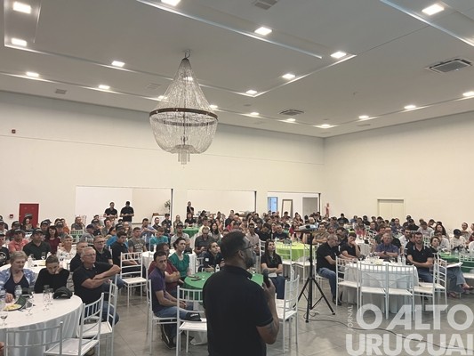 Cotrifred reúne mais de 300 produtores em FW para debater sobre bovinocultura de leite
