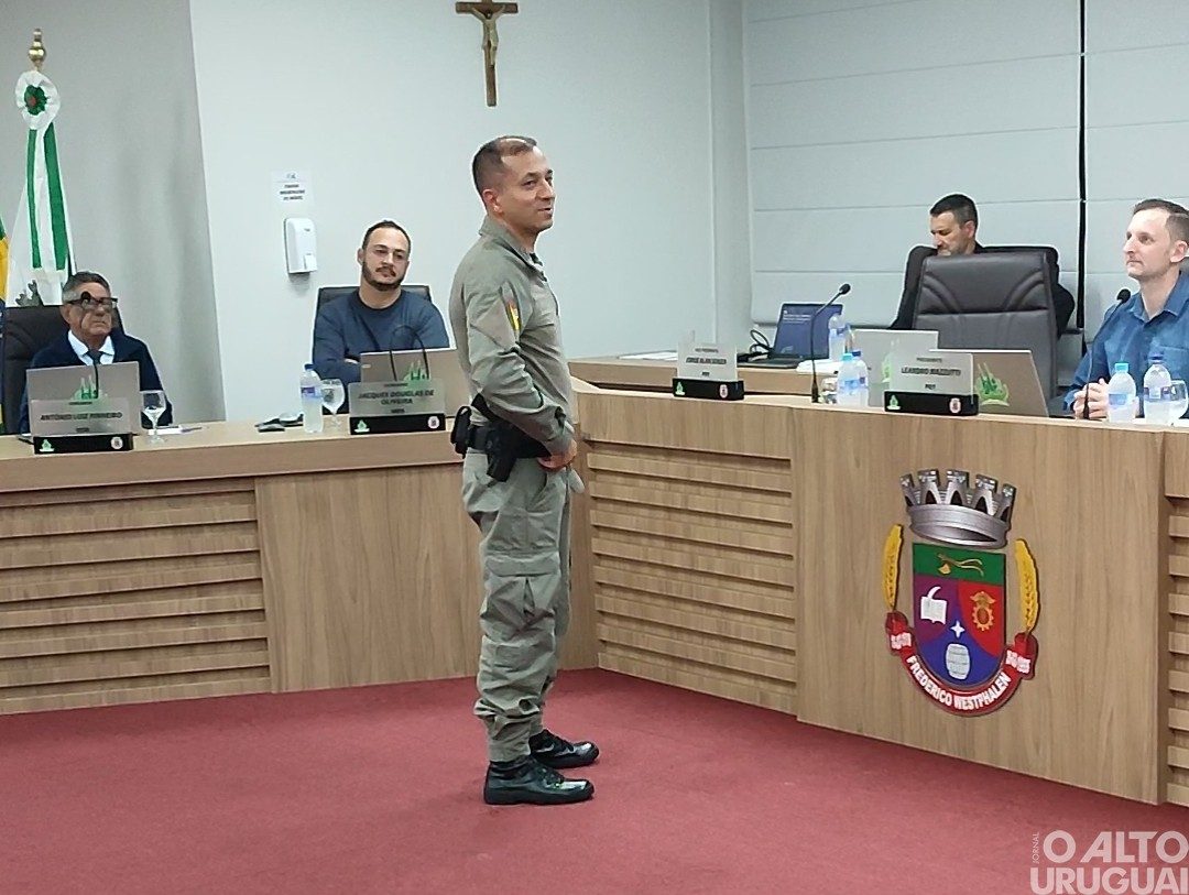 Novo comandante do 37º BPM visita Poder Legislativo de FW