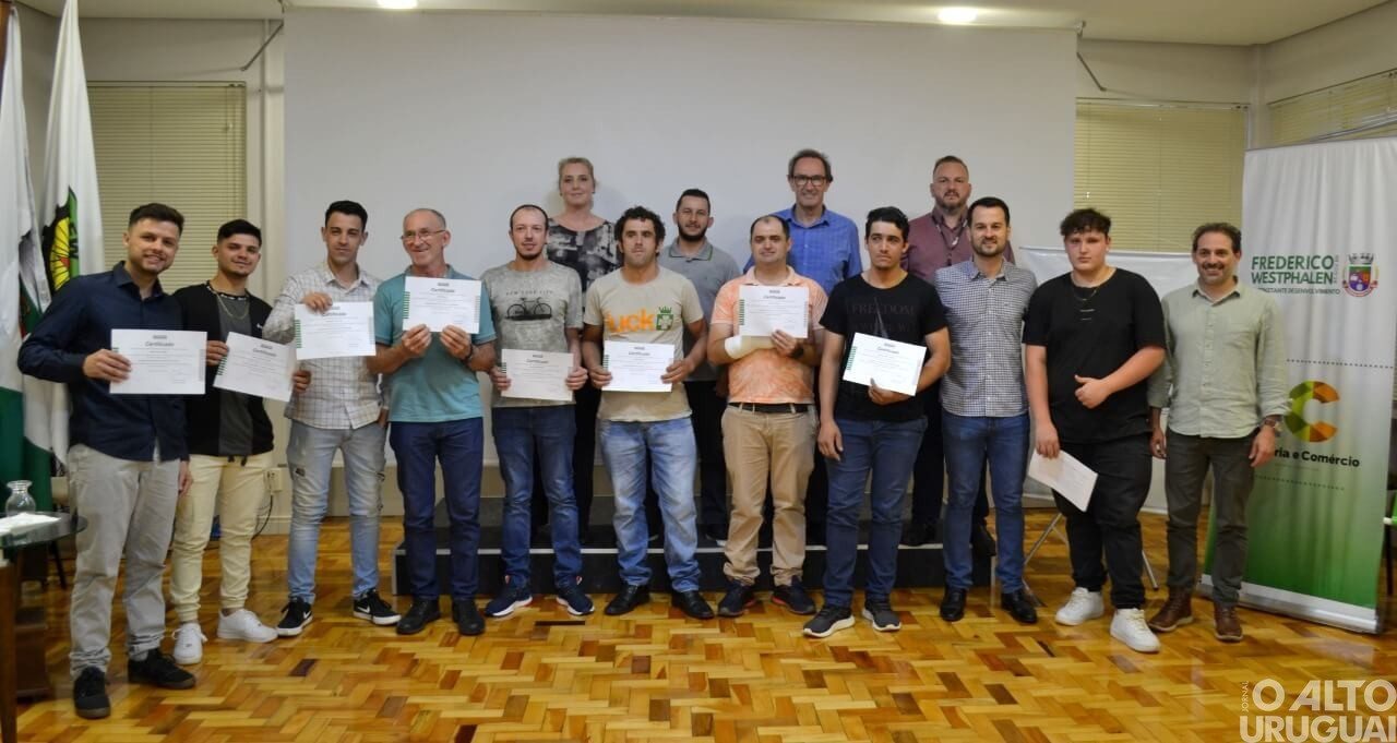 Formatura do Curso de Solda Mig/Mag é realizada no Salão Nobre da AEFW