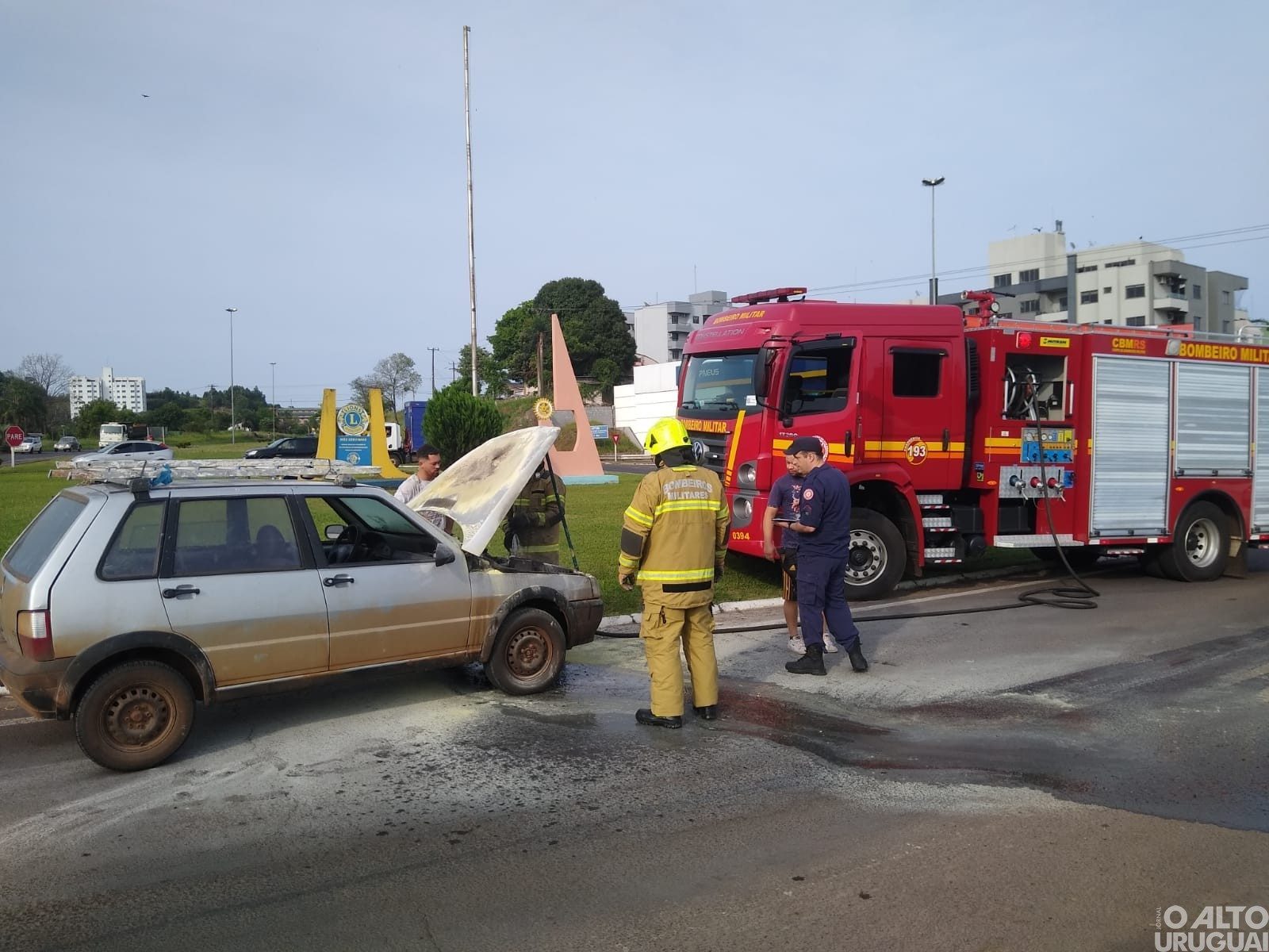 Fiat Uno pega fogo no trevo principal de FW