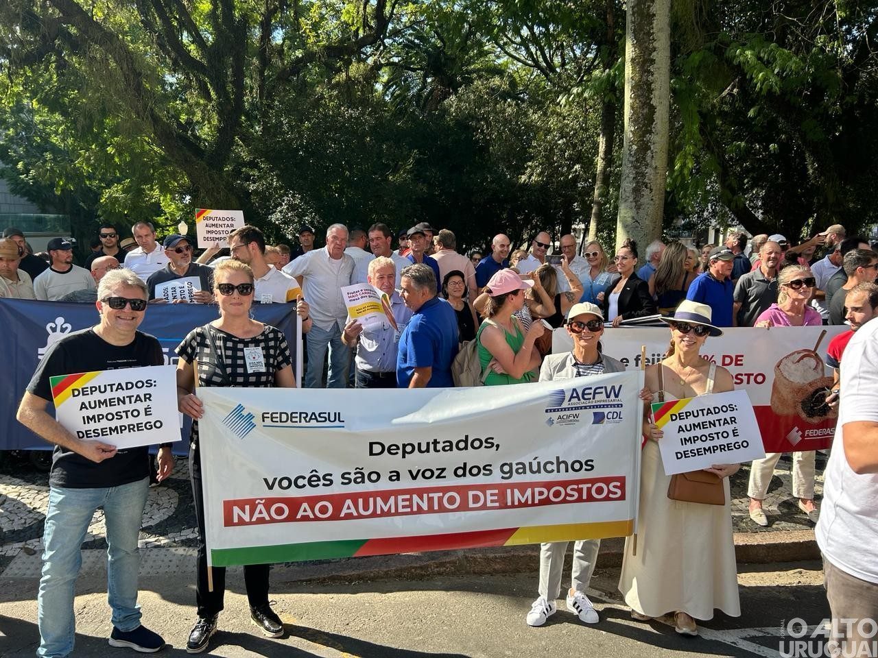 Empresários e representantes de entidades protestam em POA contra aumento do ICMS