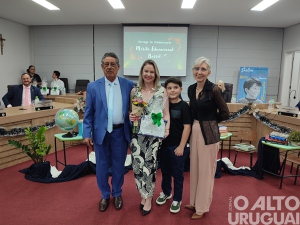 Câmara de FW entrega comendas do Mérito Educacional Barril
