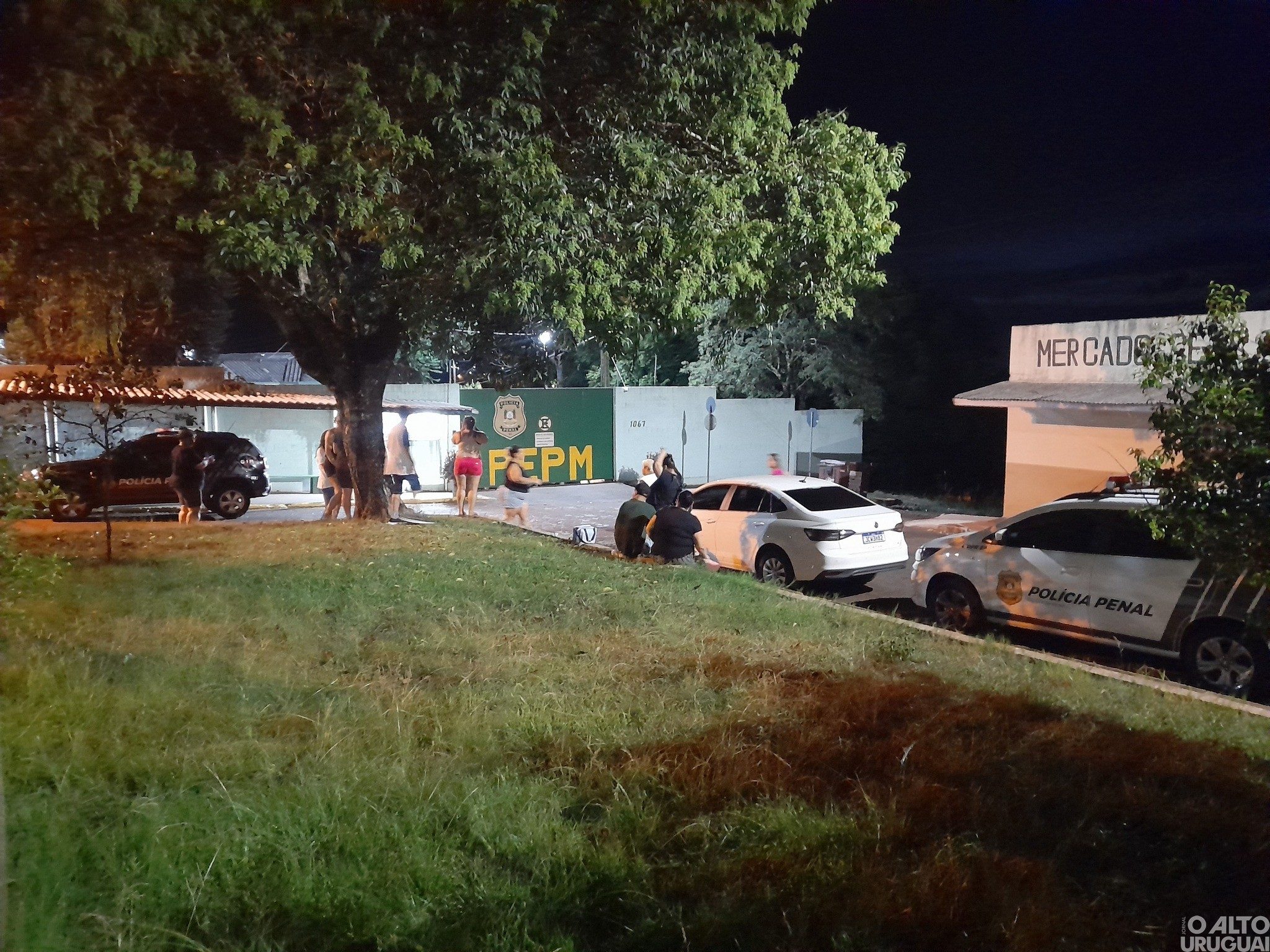 Familiares de presos protestam em frente ao Presídio de Palmeira das Missões