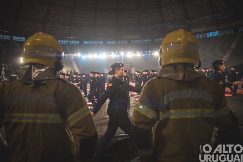 Estado forma mais 116 bombeiros e entrega caminhões de combate a incêndio