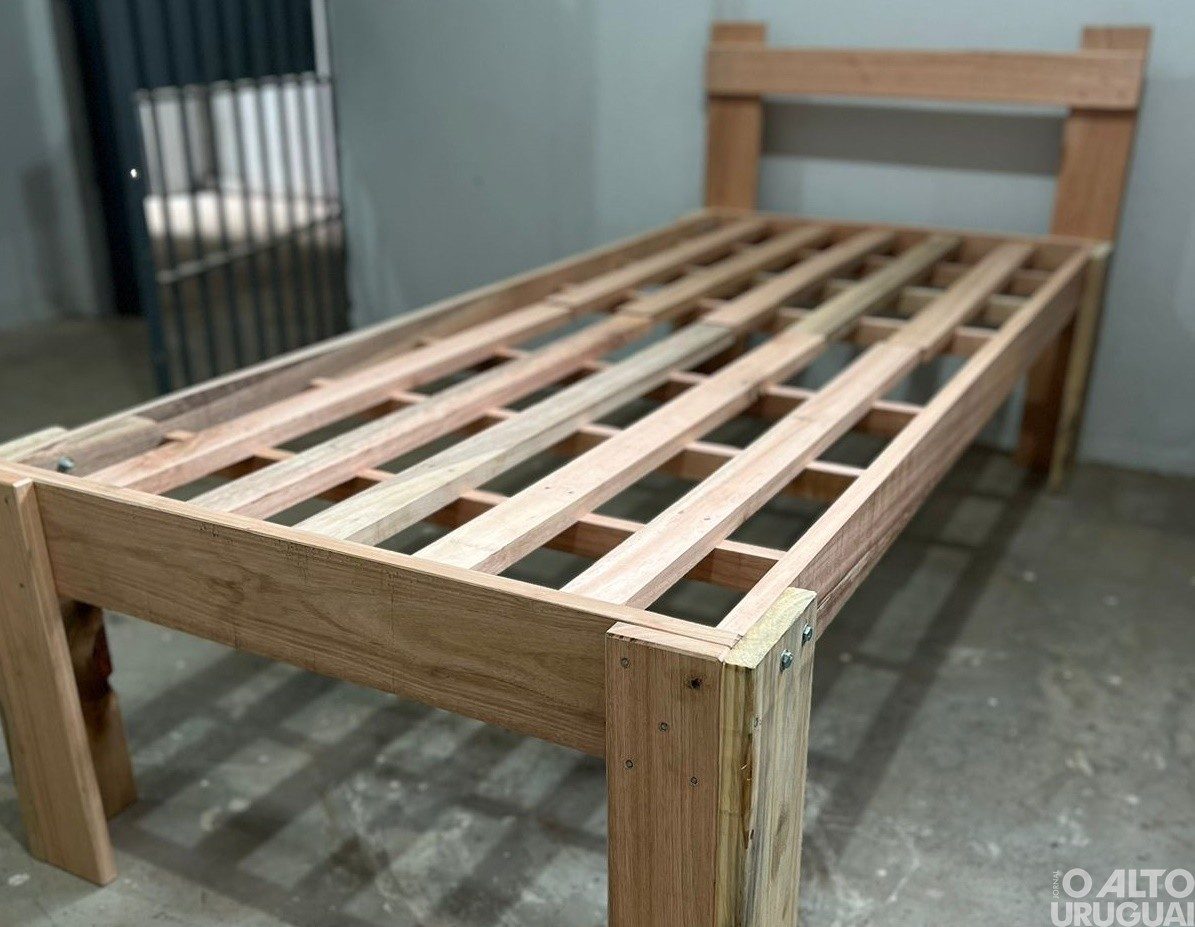 Presos de Iraí fabricam camas para doação aos atingidos