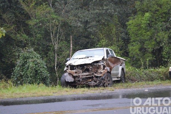 Motorista de Hilux perde o controle da caminhonete e colide em caminhão
