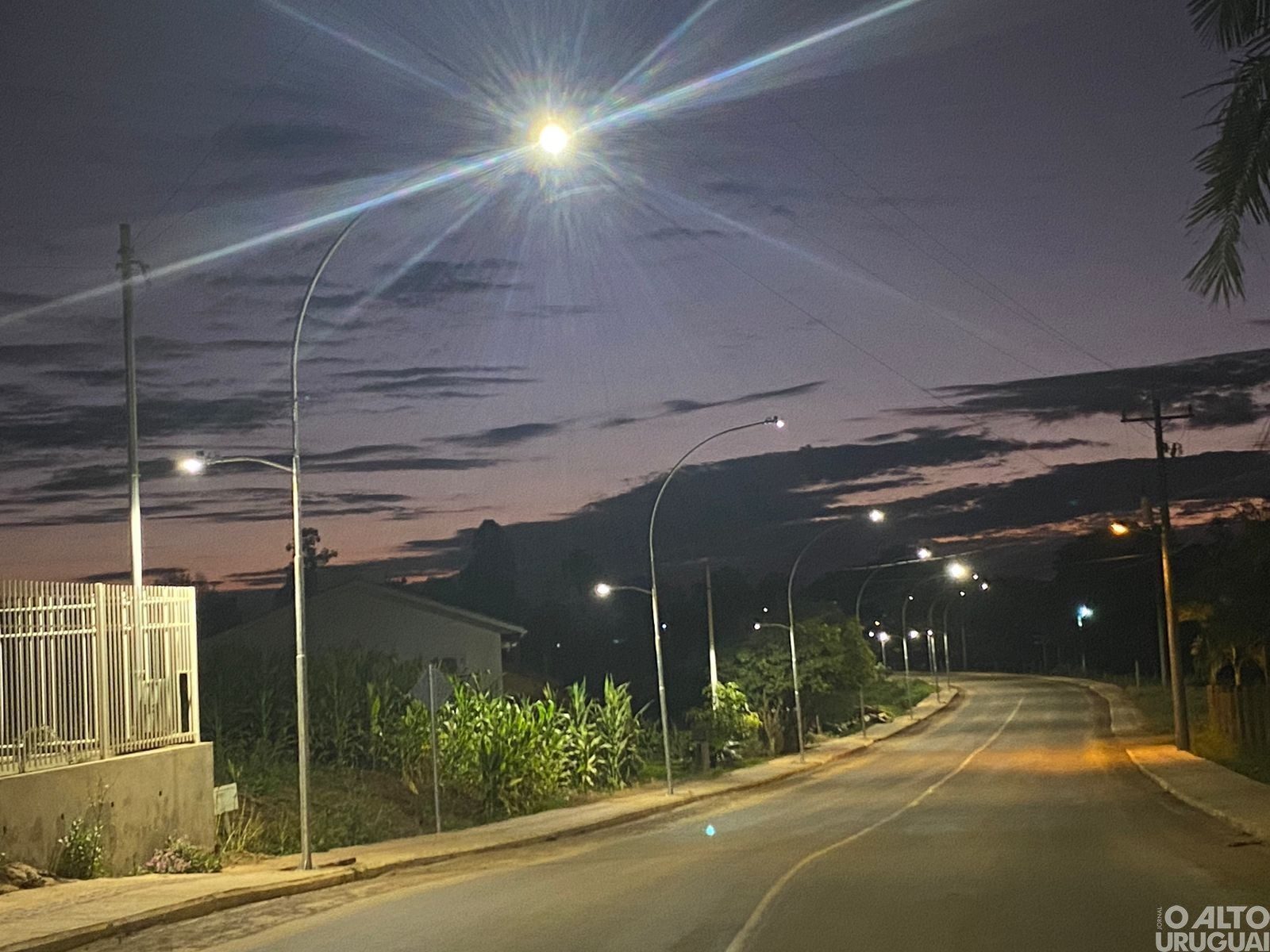 Administração de Caiçara realiza instalação de postes na rua Dom Pedro I