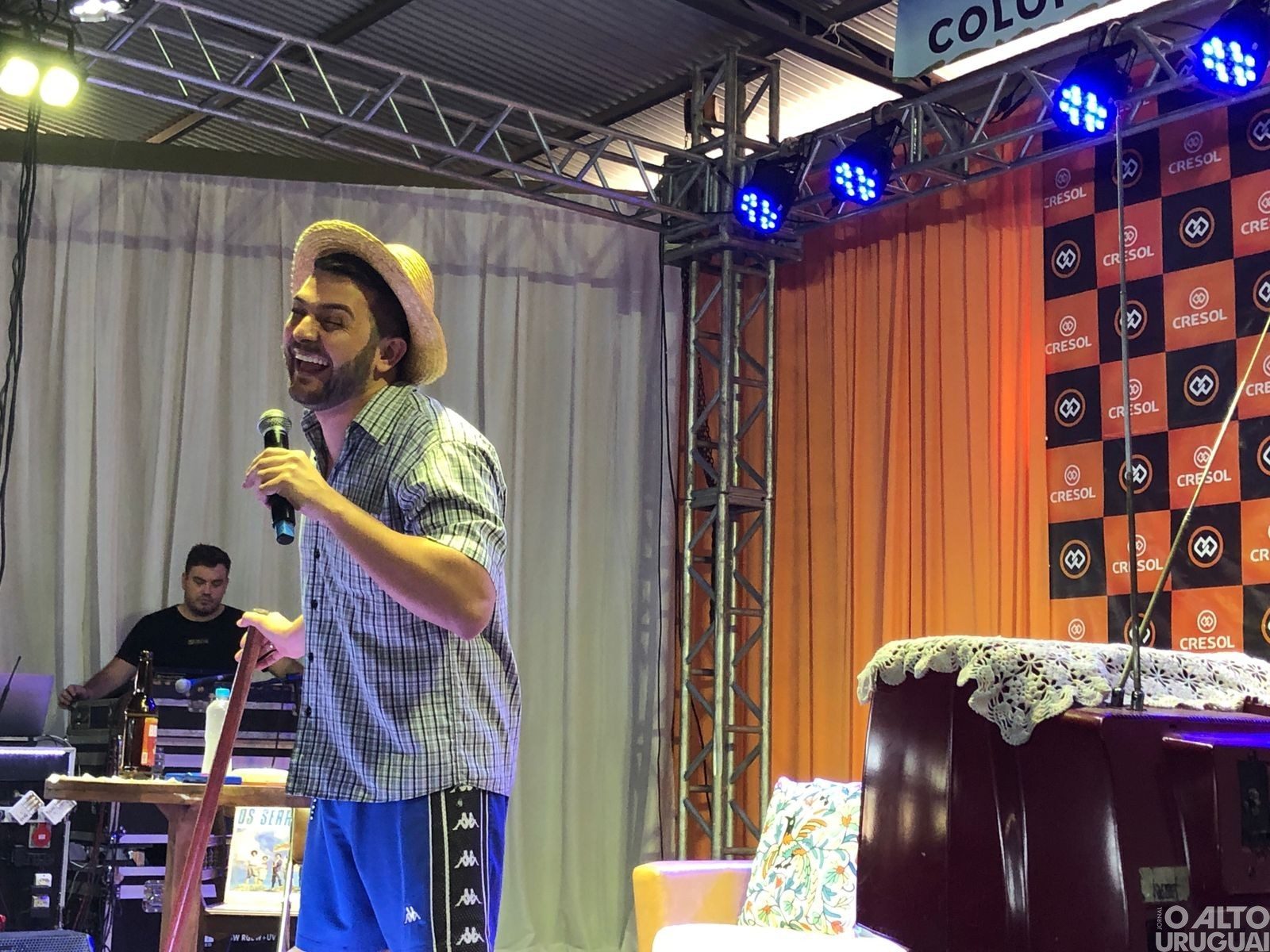 Humorista Badin apresenta-se em FW