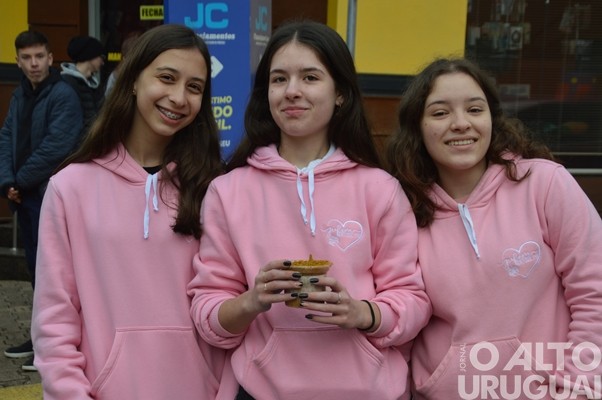 Confecção dos tapetes de Corpus Christi mobiliza católicos em FW
