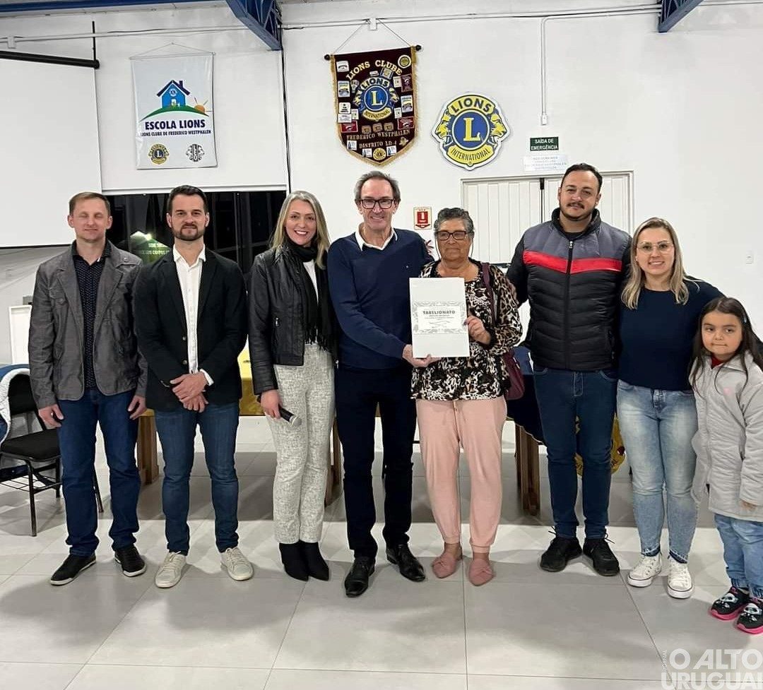 Prefeitura de FW entrega escritura para 57 moradores