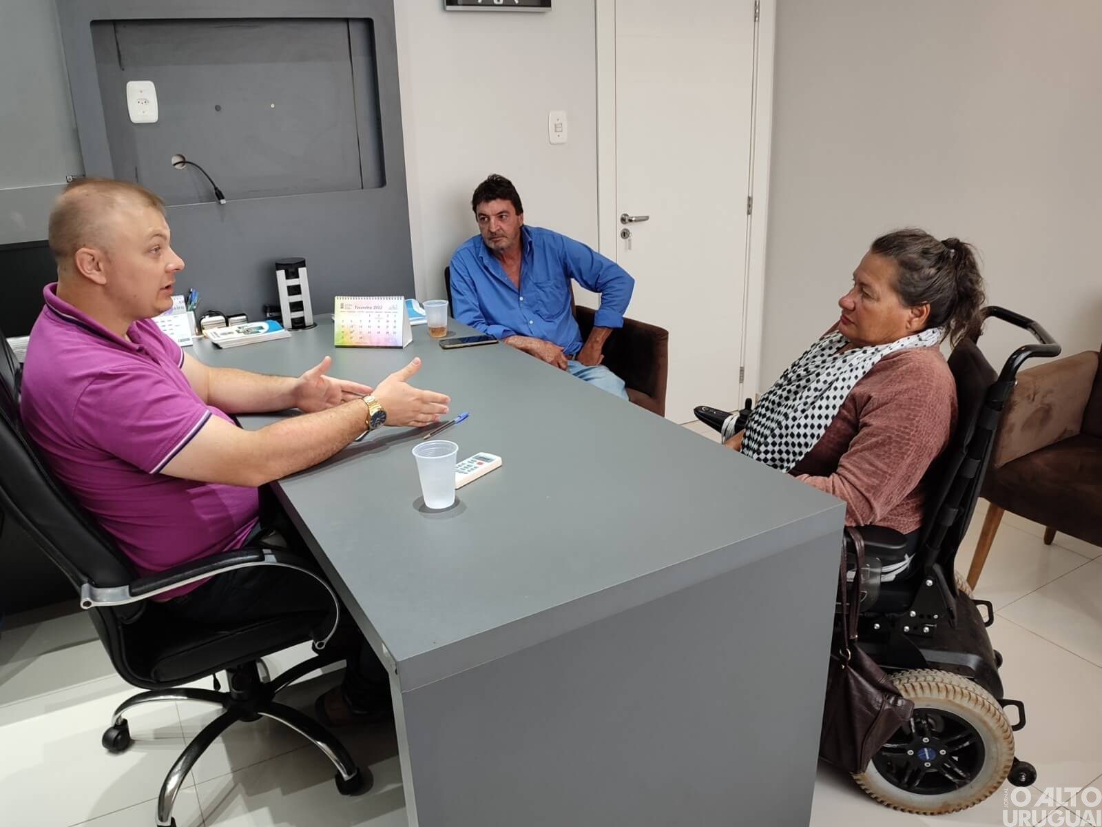 Veículo adaptado para pessoas com deficiência é tema de reunião com o presidente da Câmara de FW