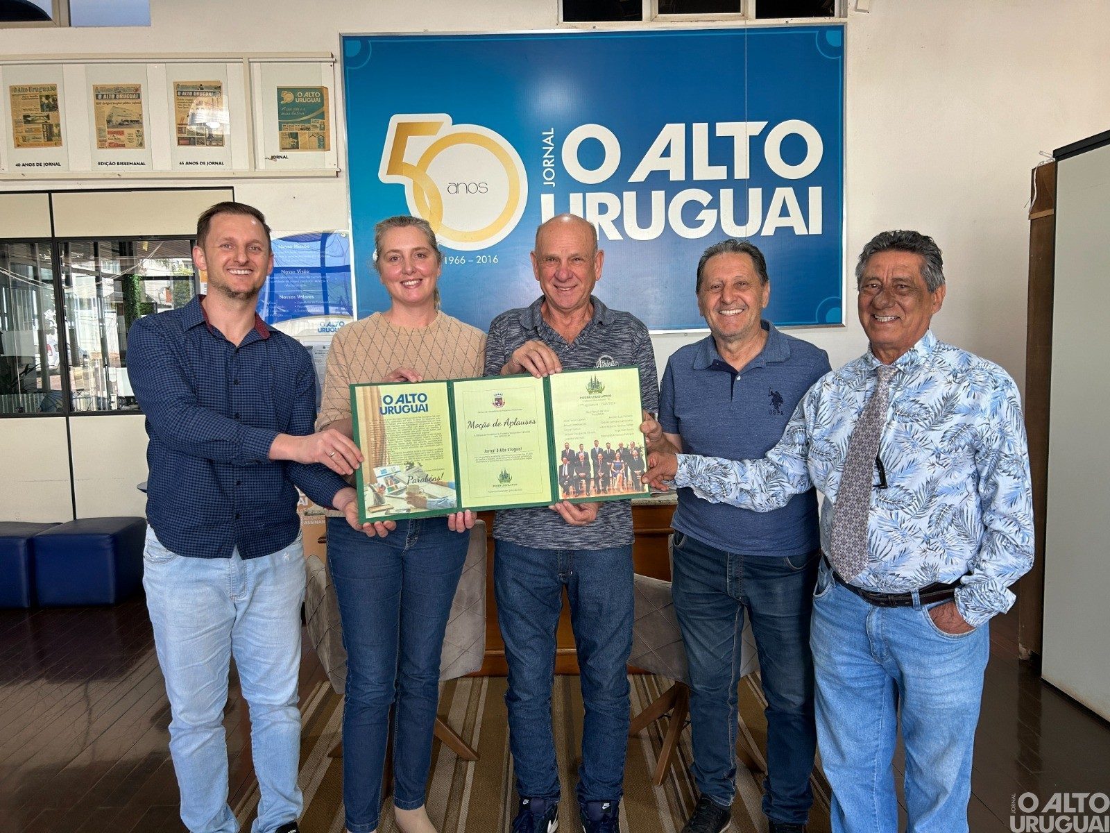 Jornal O Alto Uruguai recebe moção de aplausos da Câmara de Vereadores de FW