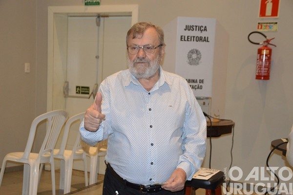 Orlando Girardi vota no Clube Harmonia