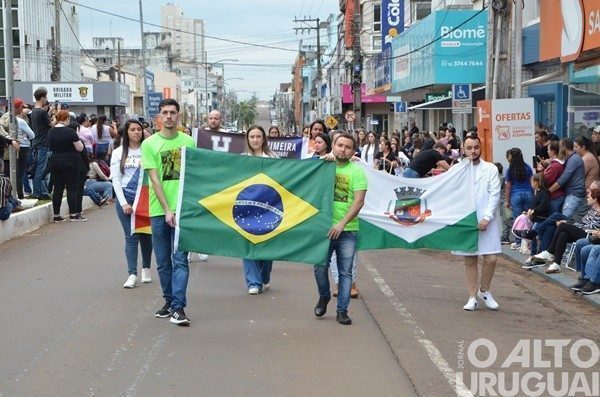 Público prestigia retomada do Desfile Cívico em FW