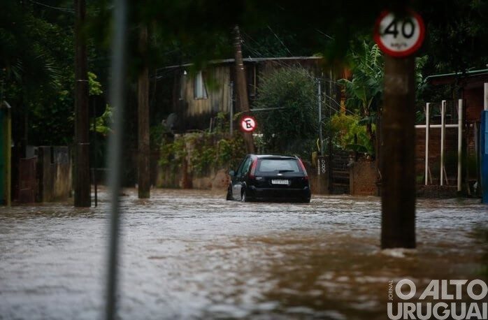 Chuva forte e vento de ciclone provocam prejuízos no RS