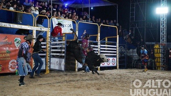 Primeira noite do Rodeio Show César Paraná atrai multidão na Expofred 2025