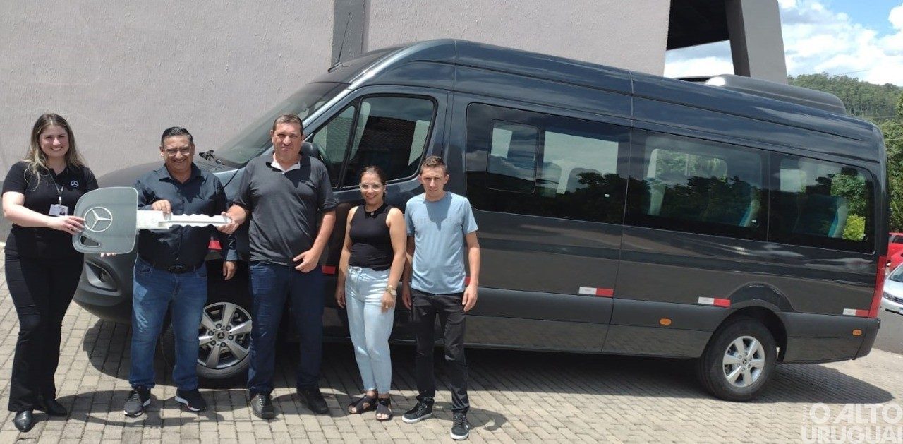 Secretaria de Saúde de Pinhal recebe veículo no valor de R$ 325 mil