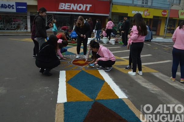 Confecção dos tapetes de Corpus Christi mobiliza católicos em FW
