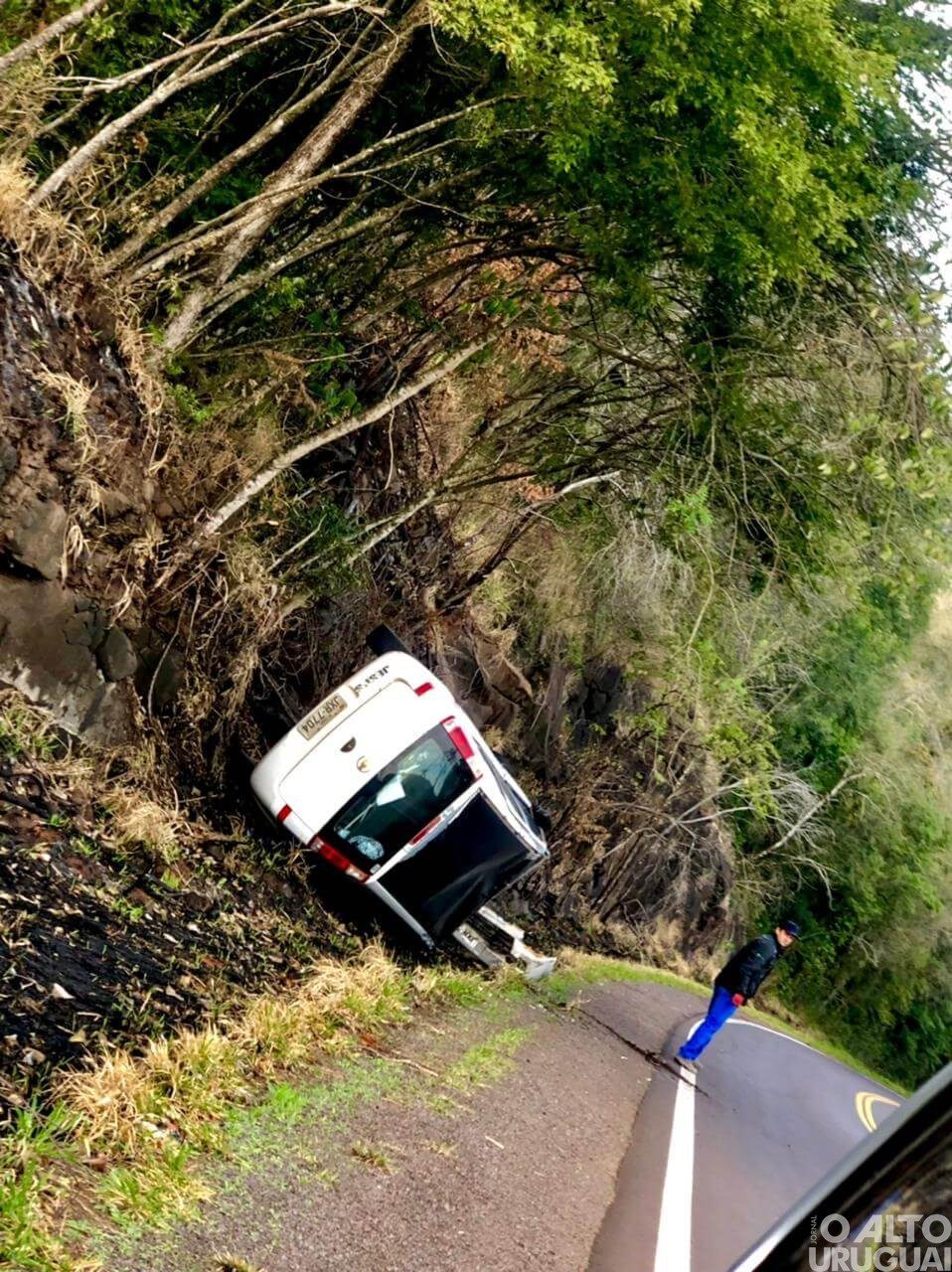 Carro capota às margens da ERS-587 entre Seberi e Cristal do Sul