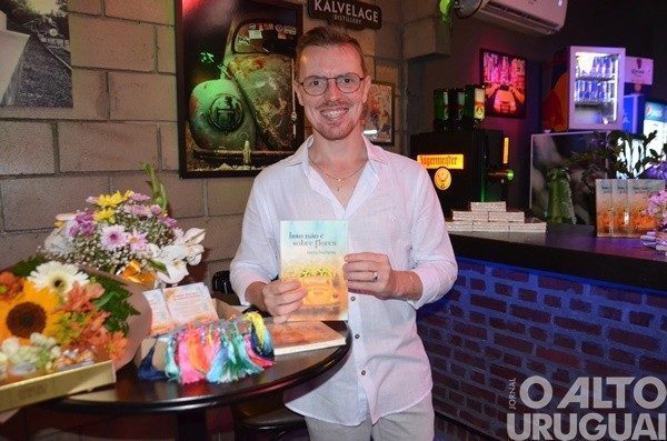 Livro Isso não é sobre flores é lançado em FW