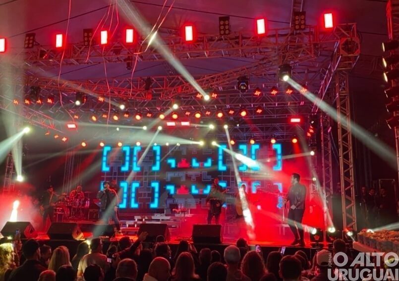 Matheus e Kauan alegram o palco da feira multissetorial