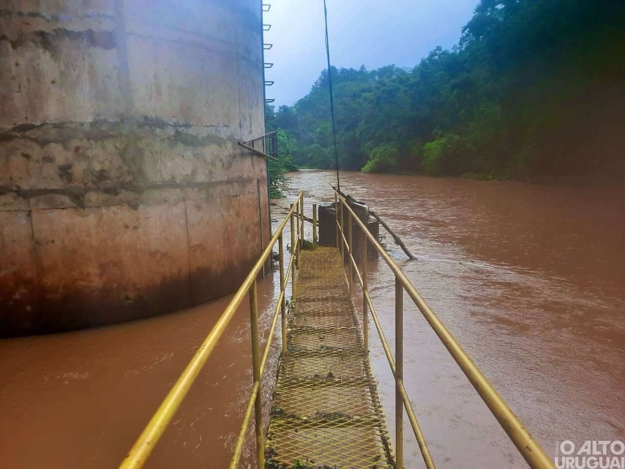 Caminhões-pipa suprem desabastecimento de água em Caiçara