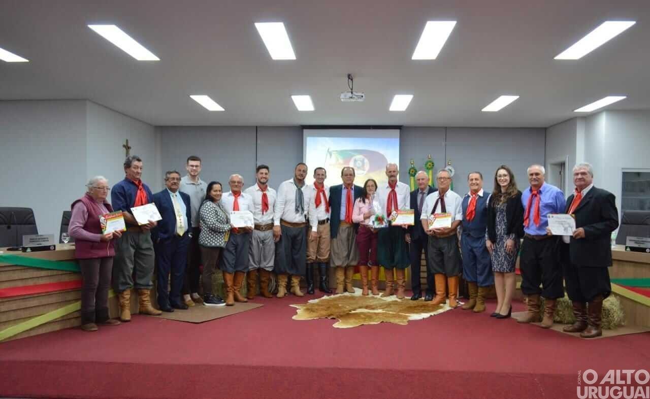 Tradicionalistas de Frederico Westphalen são homenageados pelo Poder Legislativo