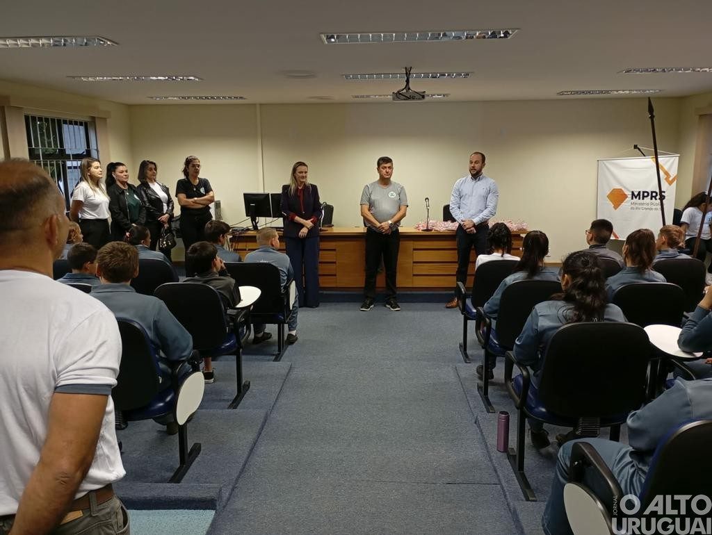 Alunos de Vicente Dutra visitam Promotoria de Justiça