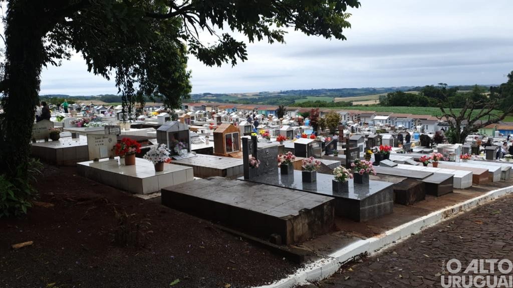 Missas e visitas relembram entes queridos nesse Dia de Finados