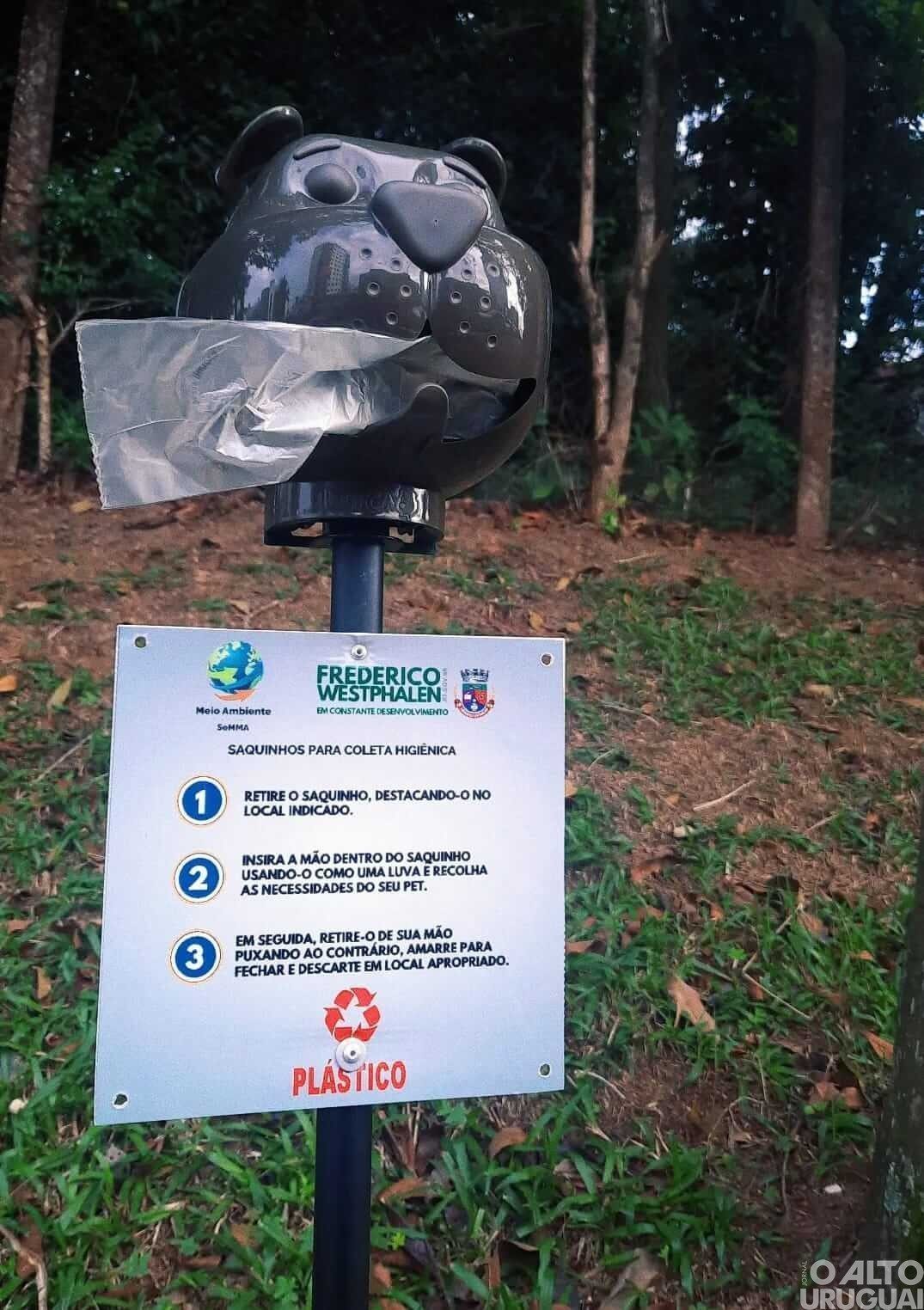 Dispensers com coletores higiênicos para pets são instalados