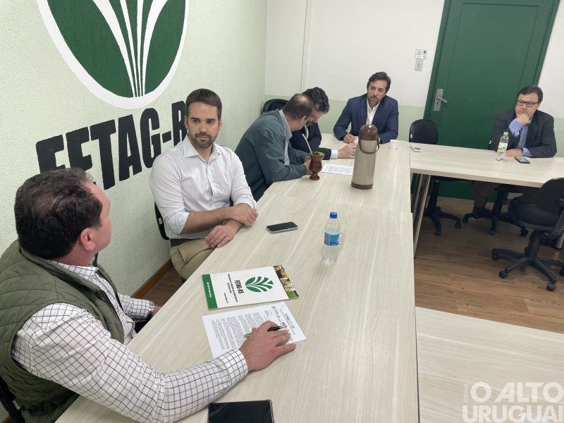 Candidatos ao governo do RS recebem pautas do Conseleite