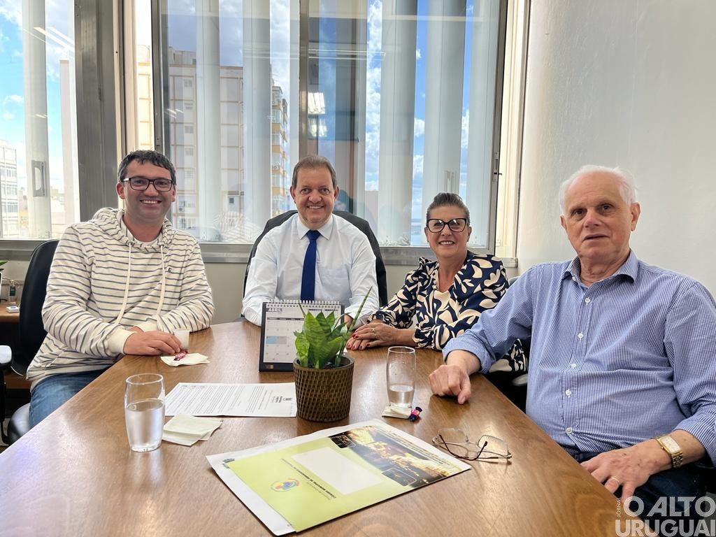 Vereadores de Palmitinho realizam reunião com o deputado Edivilson Brum