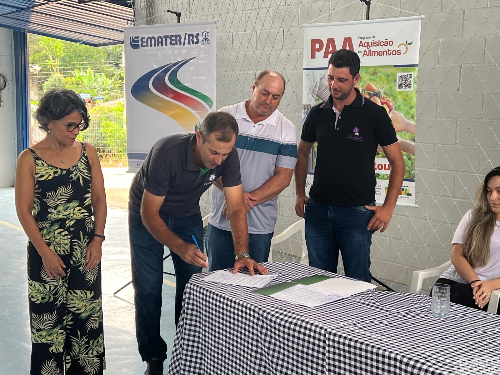 Conab e cooperativas da região formalizam contratos do PAA