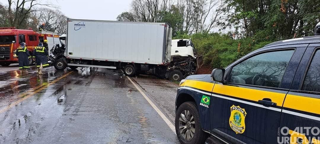 Engavetamento envolve três caminhões e um veículo na BR-386
