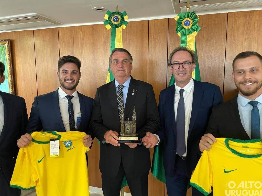 Panosso entrega réplica da Catedral Santo Antônio ao presidente Bolsonaro