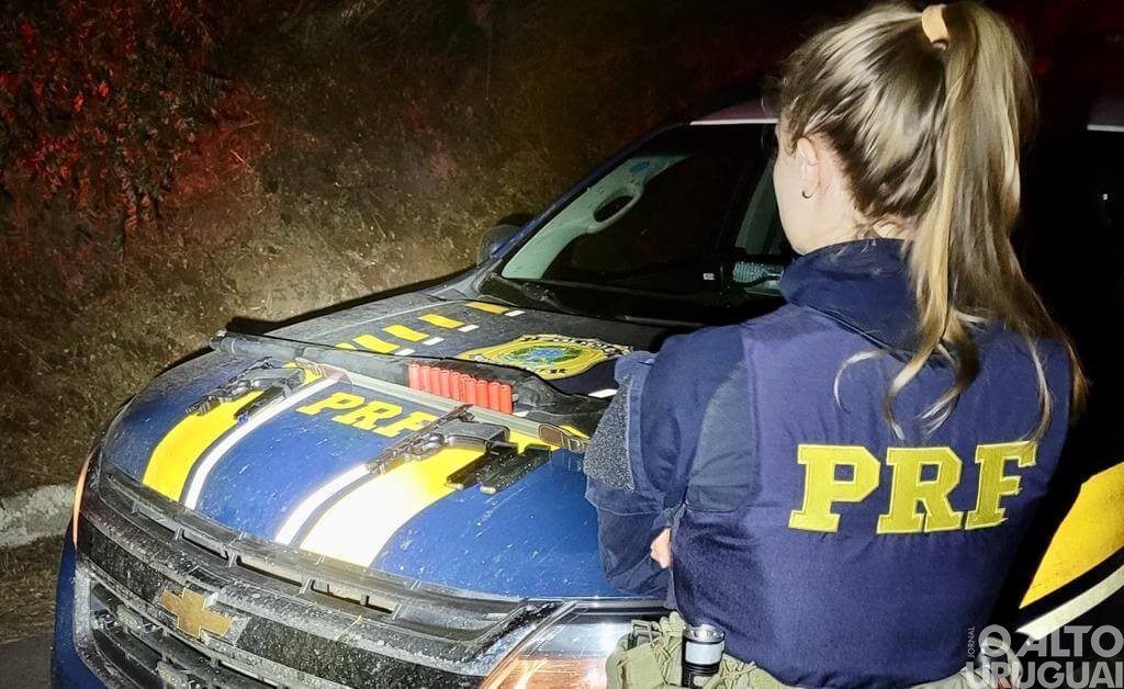 Criminosos armados são presos com espingarda e pistolas num carro roubado