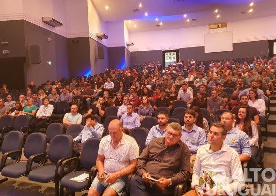 Seminário reúne 400 pessoas e foca na produção de leite a pasto