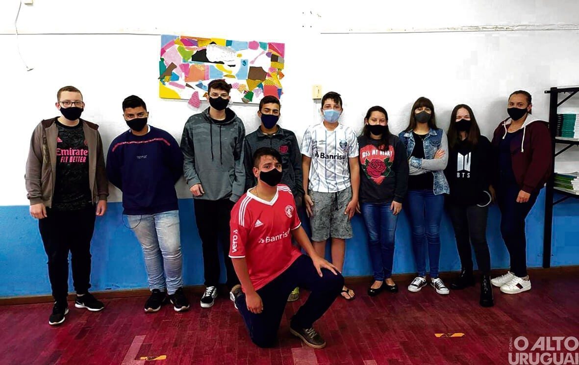 Projeto “Álbum de Figurinhas” é desenvolvido em escola de Novo Tiradentes