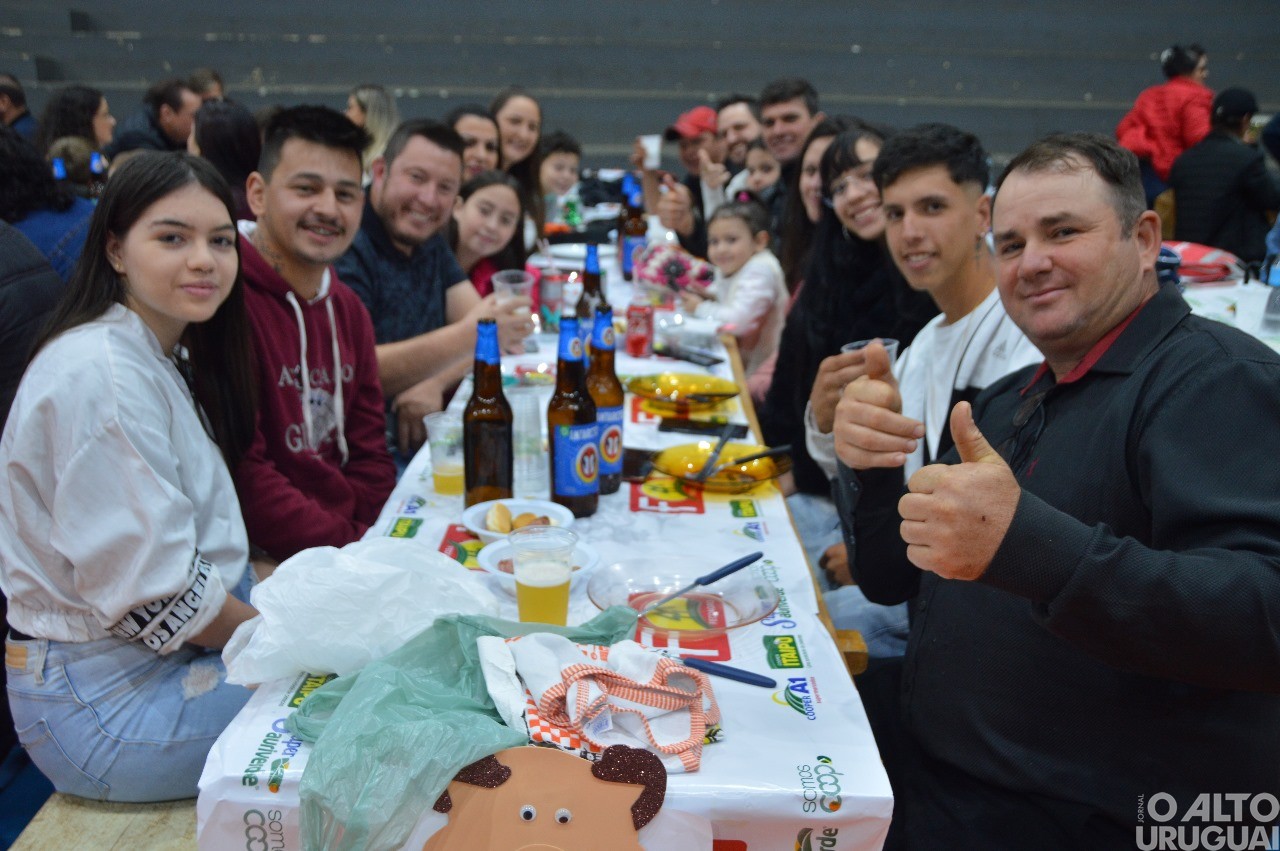 Centenas de pessoas participam da 19ª Festa do Leitão