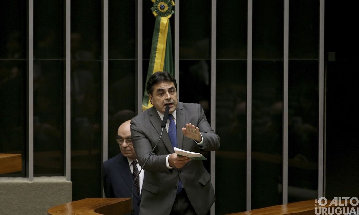 Deputados protocolam PEC que permite derrubada de decisões do STF
