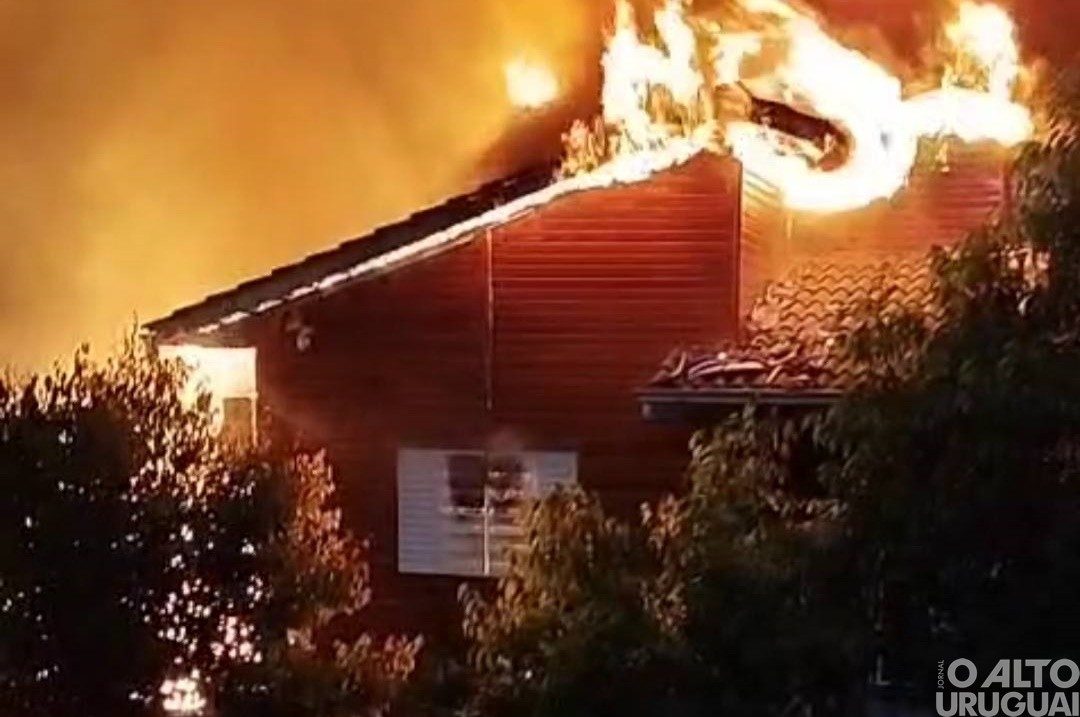 Fogo destrói residência em Cerro Grande
